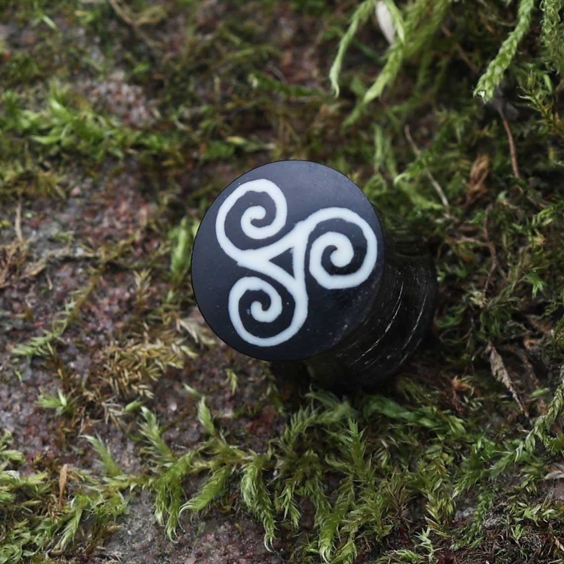 Triskel Piercing aus Horn keltisches Motiv