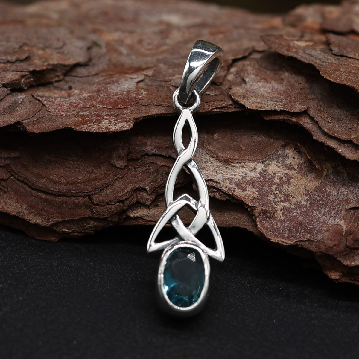 Feiner Anhänger keltischer Knoten mit Blauer Topas Zirkonia gefasst 925 Silber