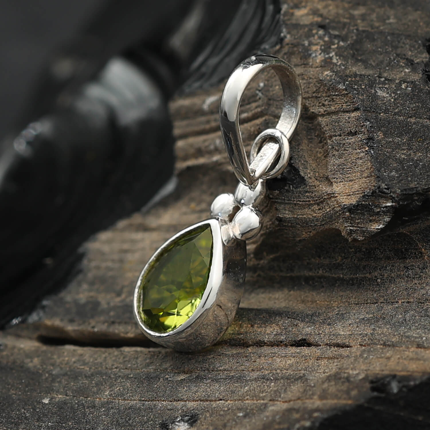 Peridot gemstone pendant, 925 silver