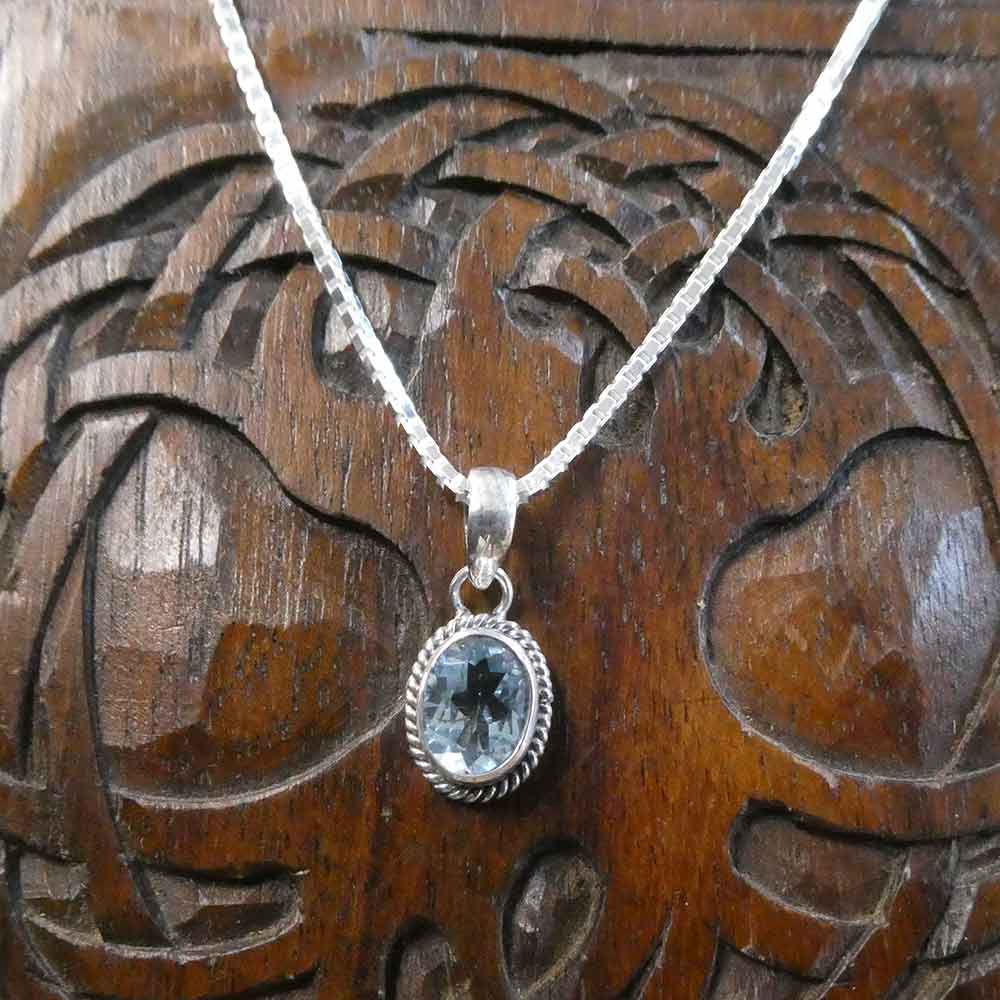 Blauer Topas Steinschmuck an Silberkette
