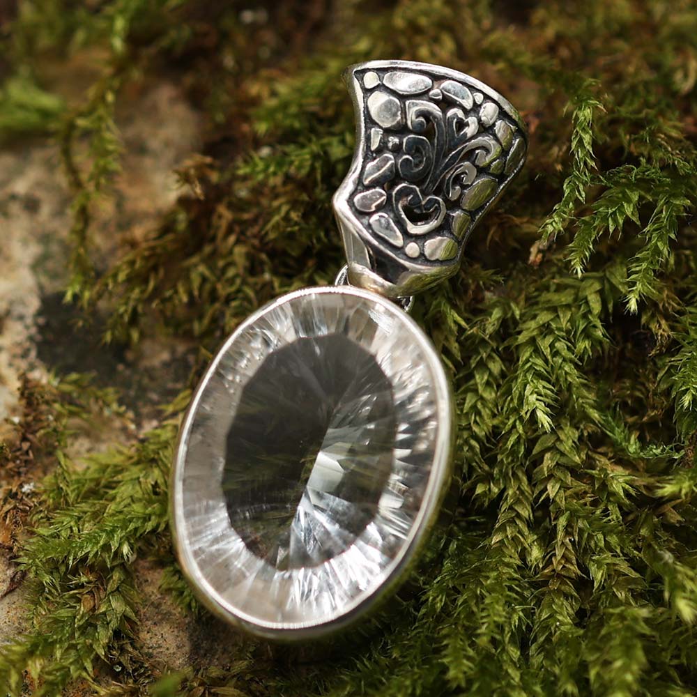 Bergkristall Anhänger edel verziert Hand geschmieteter design Schmuck Silber