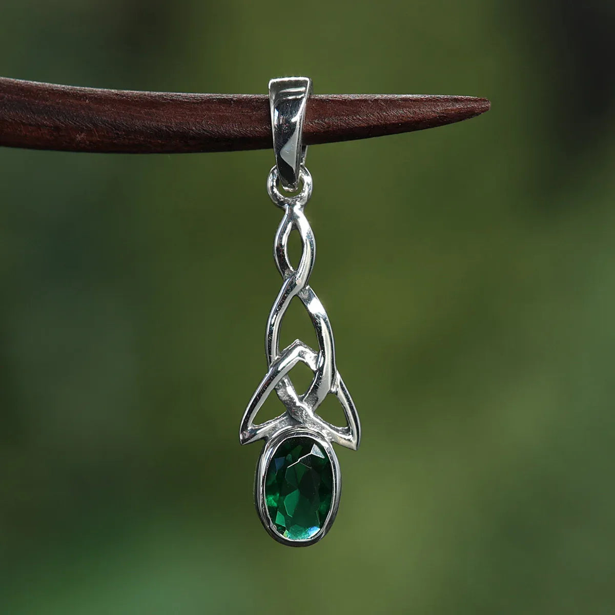 Anhänger keltischen Knoten mit grünem Zirkonia gefasst 925 Silber