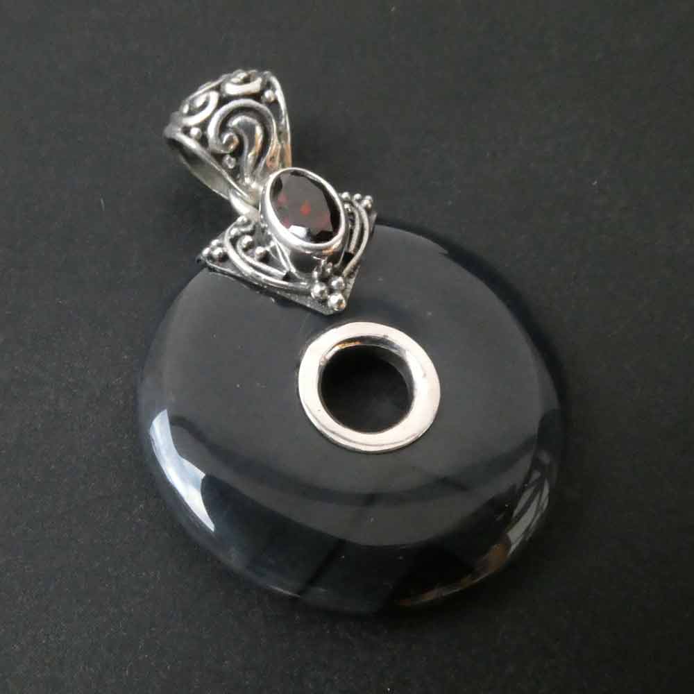 Black Onyx Edelstein Donut mit Granat und Silber