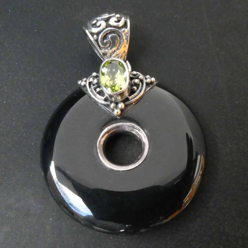 Edelstein Donut kunstvoll verziert aus Sterlingsilber mit Peridot