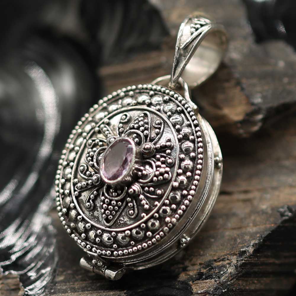 Medaillon Anhänger Amethyst Hand geschmiedeter Schmuck fein verziert