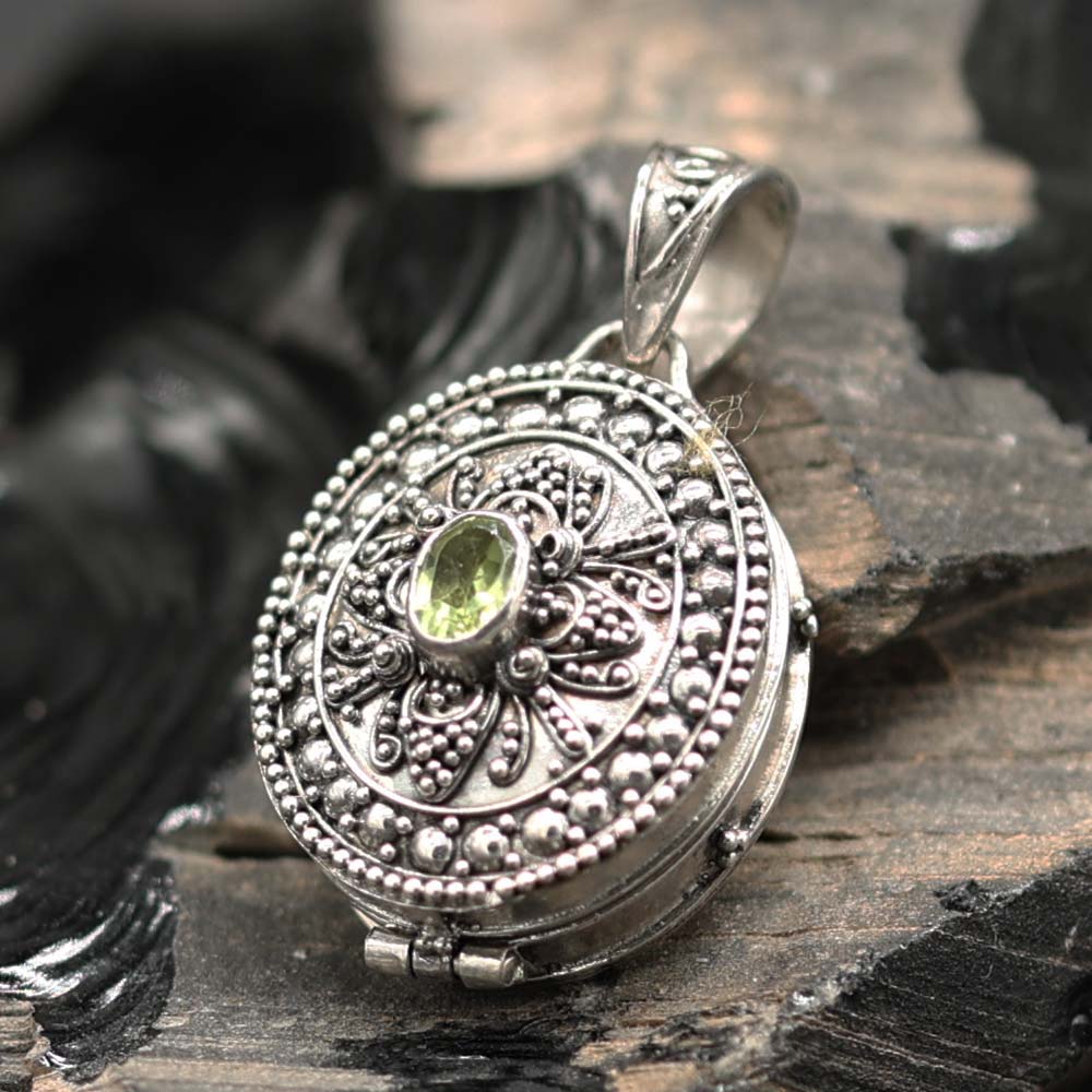 Peridot Anhänger Silber Medallion Edelstein Hand geschmiedet