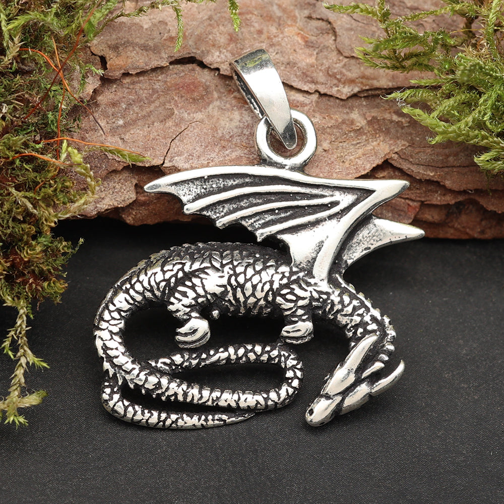 Ruhender Drache Schmuckstück silberner Anhänger für Ketten 925