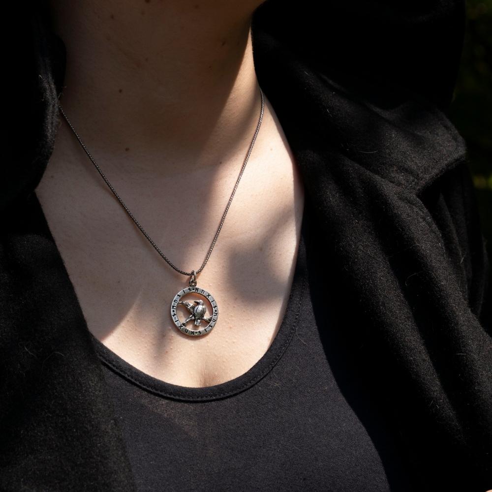 Odins Raben Kettenanhänger im Runenkreis Sterlingsilber Schmuck