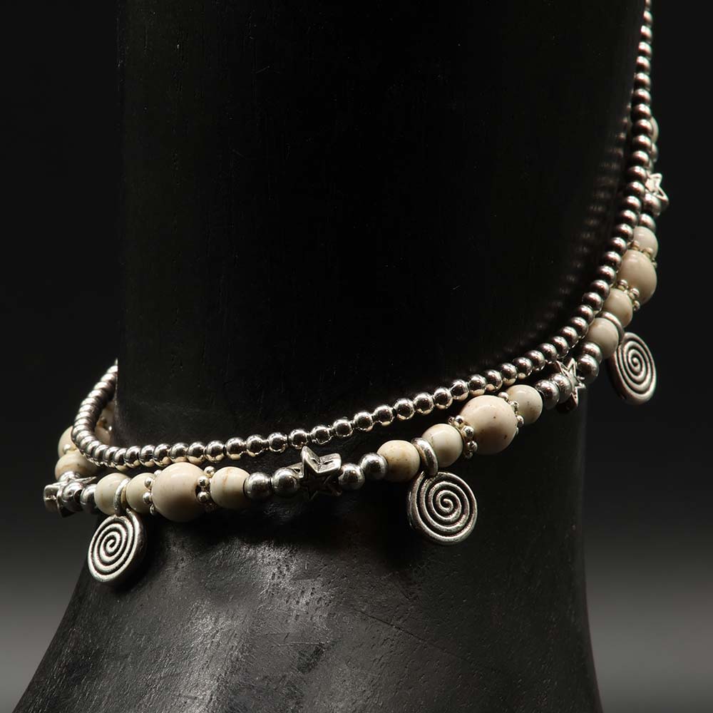 Fußkette weißen Glasperlen mit Sternen und Spiralen aus Weißmetall ausgefallen
