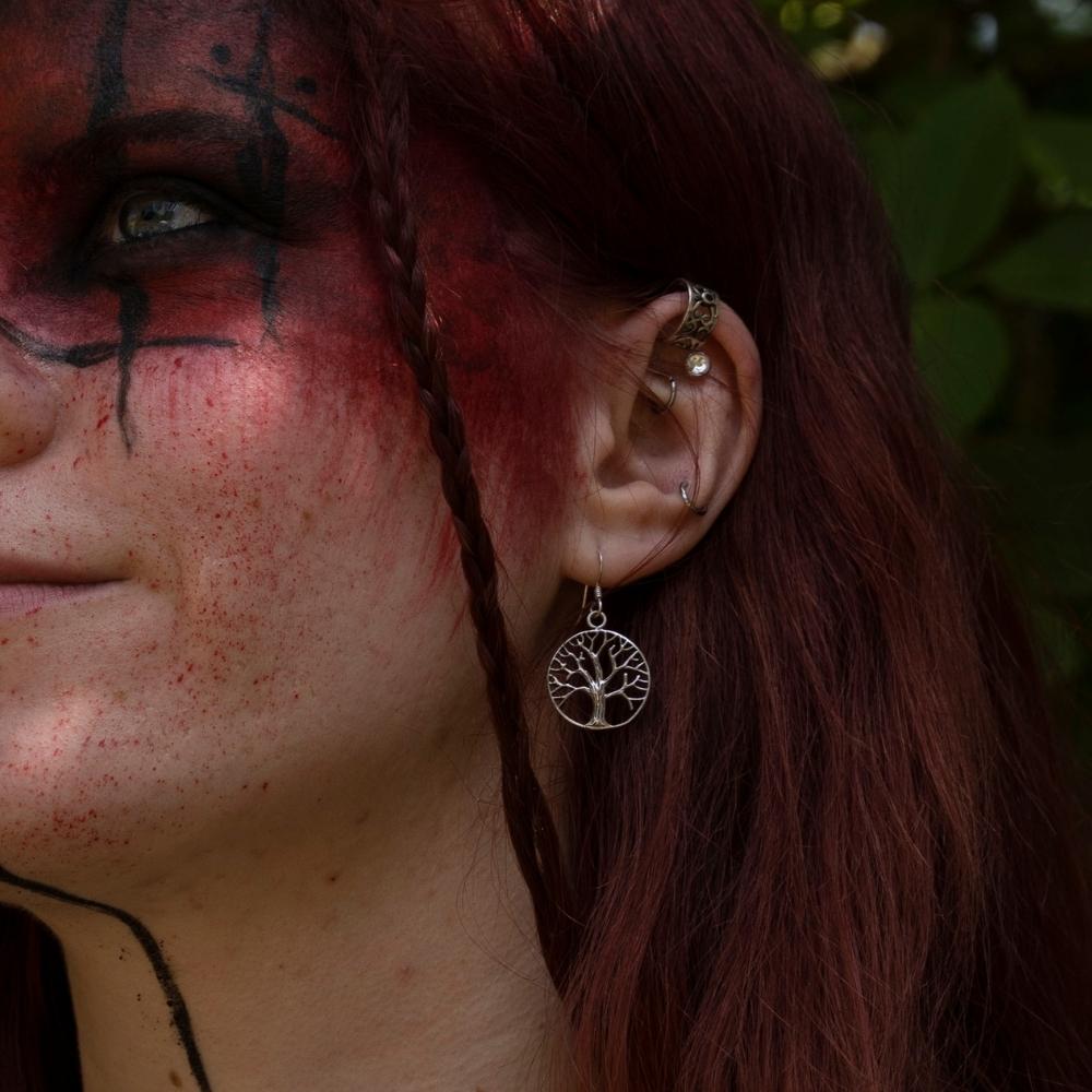 Lebensbaum Ohrhänger Sterlingsilber kombiniert mit dezenter Ohrklemme an Punk Frau