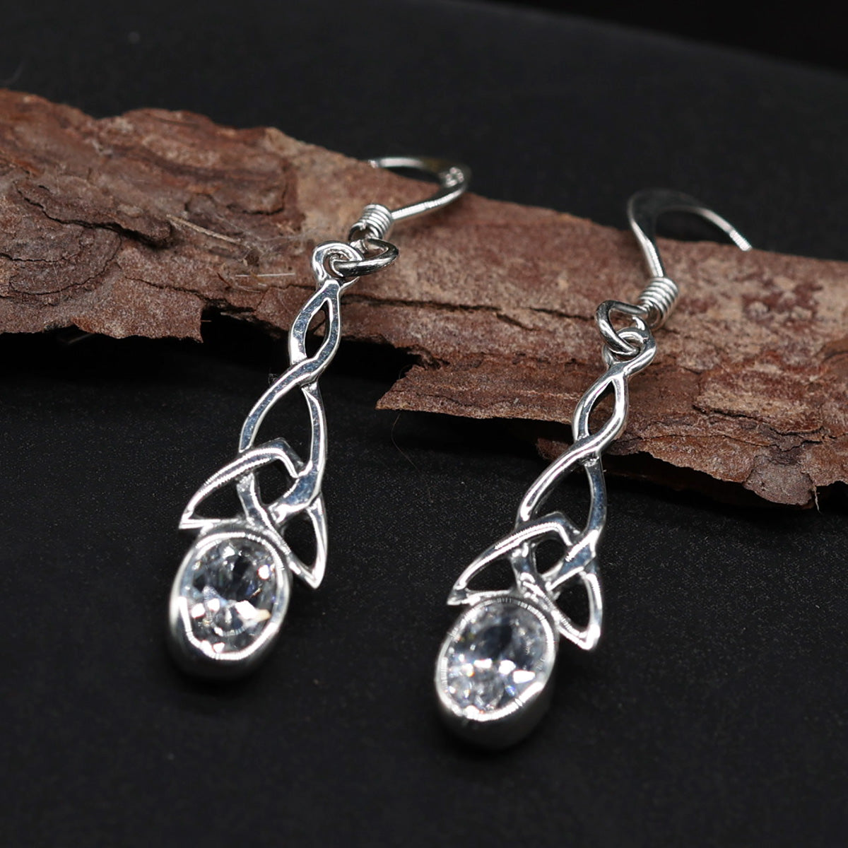 Feiner Ohrringe keltischer Knoten mit Zirkonia glasklar Kristall