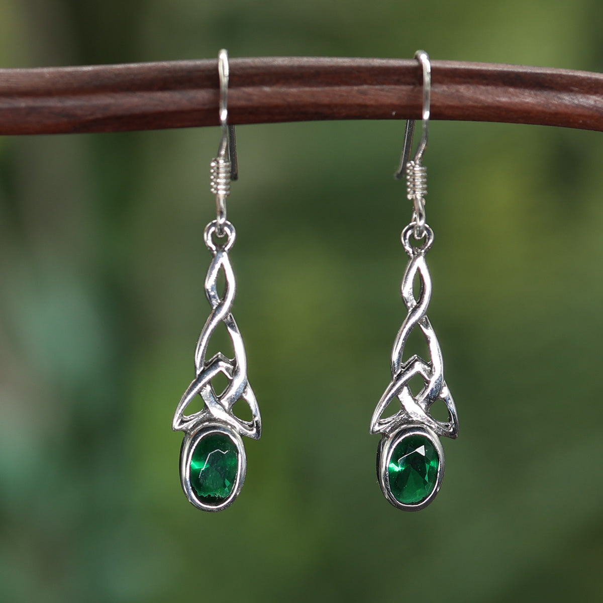 Feiner Ohrringe keltischer Knoten mit grünem Zirkonia Emerald