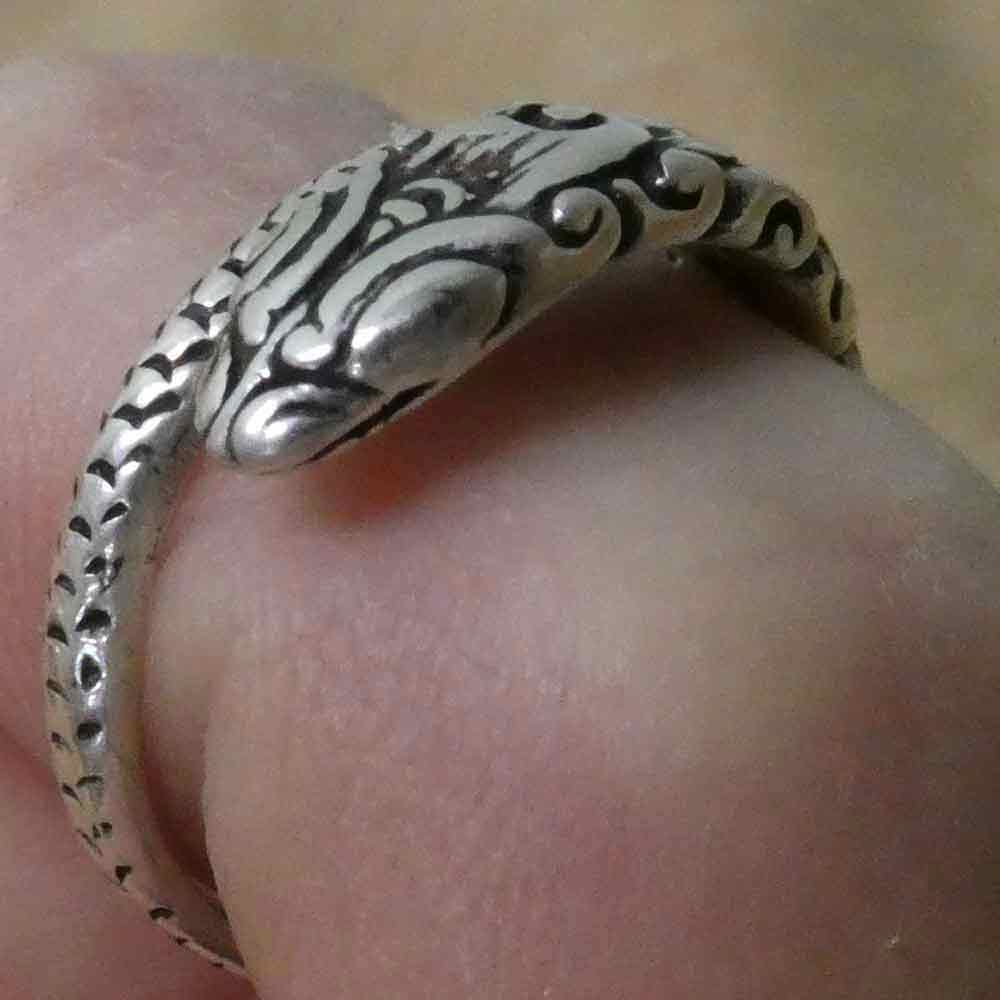 Ring mit Schlangenmotiv