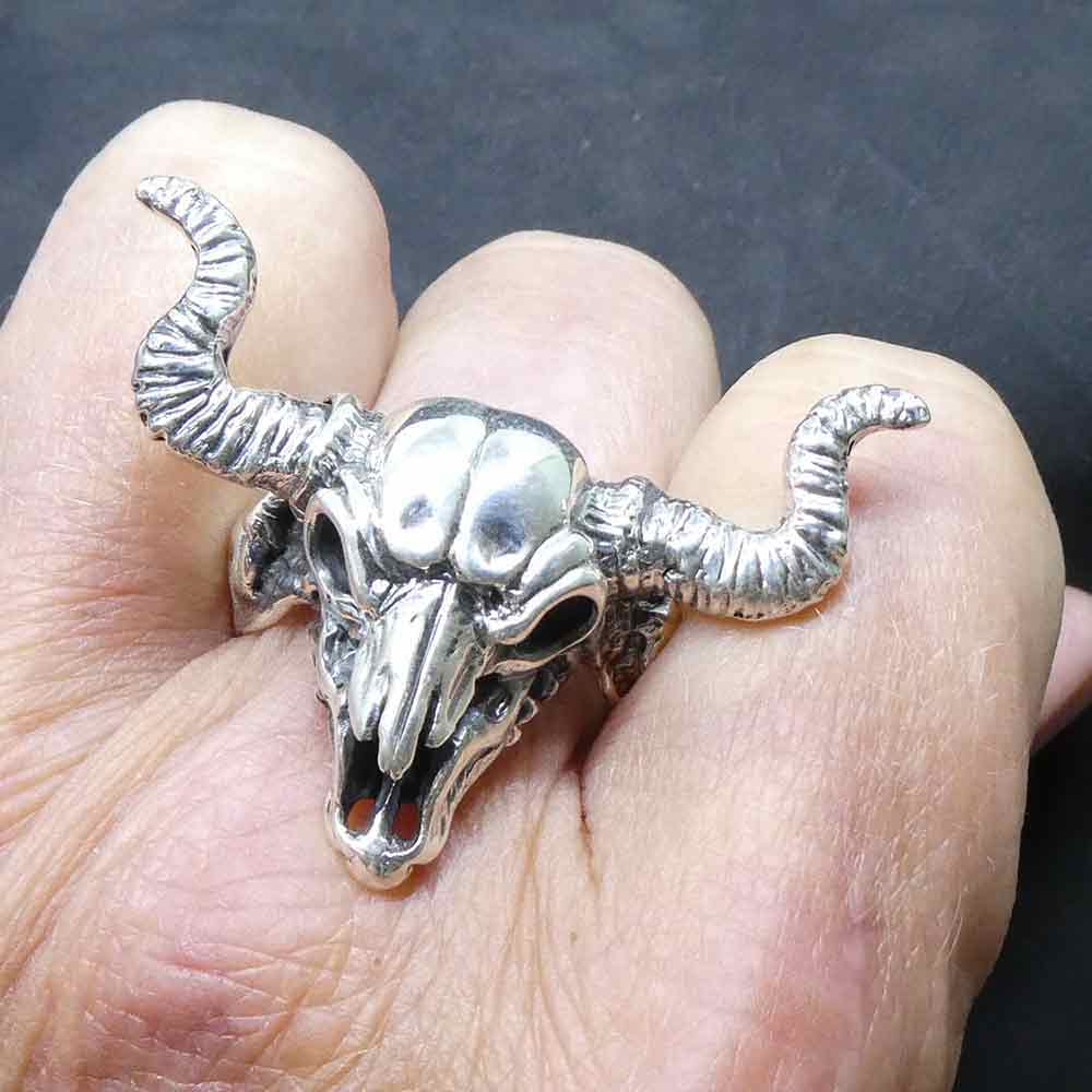 Büffelschädel ring an der Hand Biker