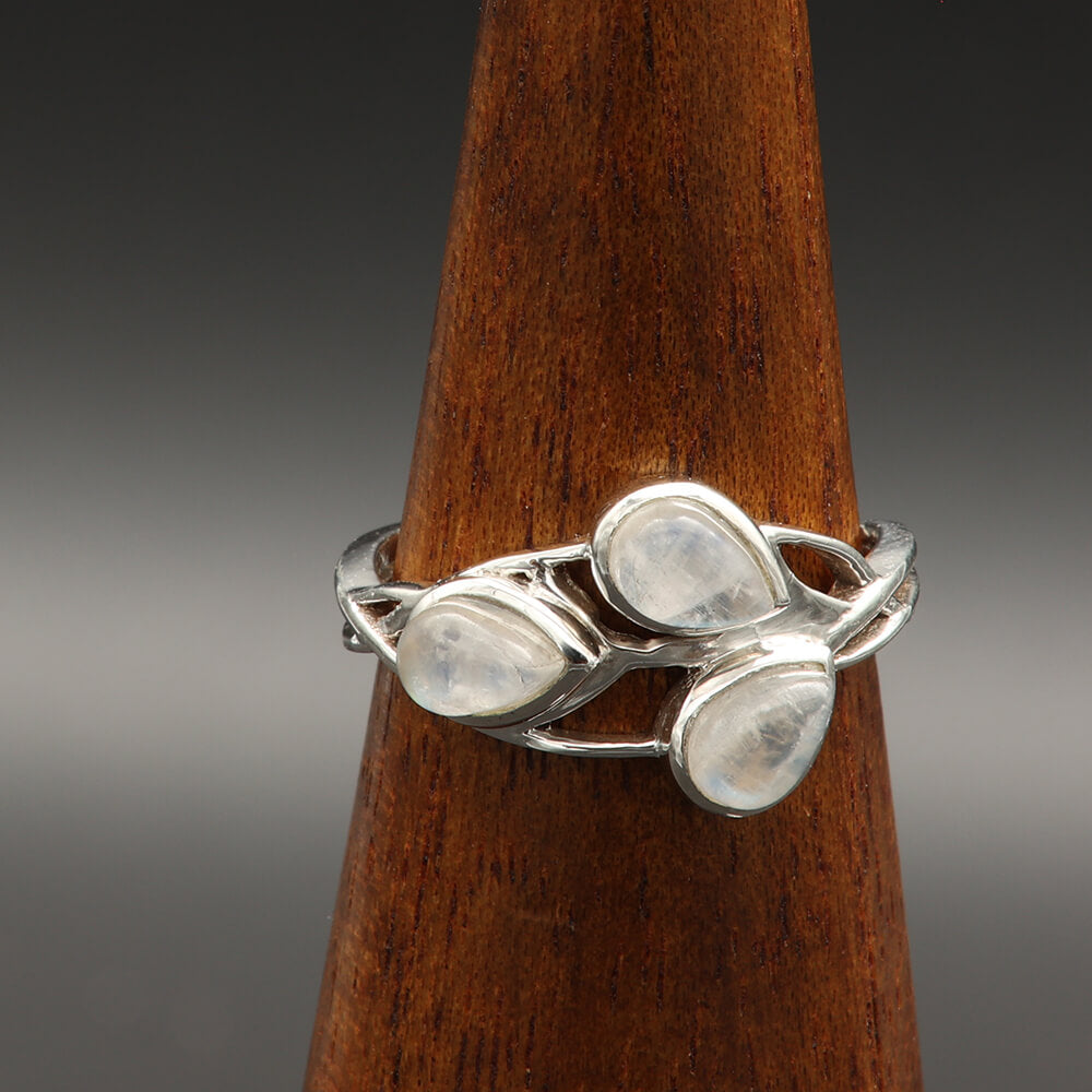 Ring aus )25 Silber fasst Mondsteine 