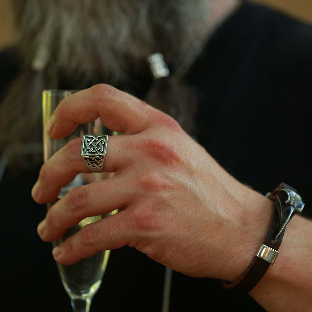 Keltischer Siegelring Wikinger Biker Herren Schmuck an Model mit coolem Armschmuck