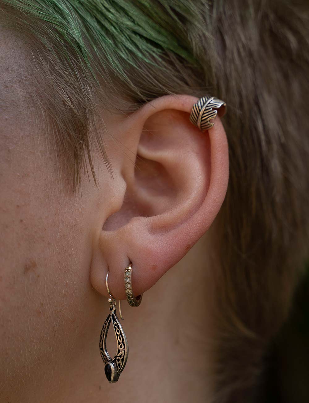 Ohrklemme Blatt aus Sterlingsilber angezogen an Ohr Punk Viking