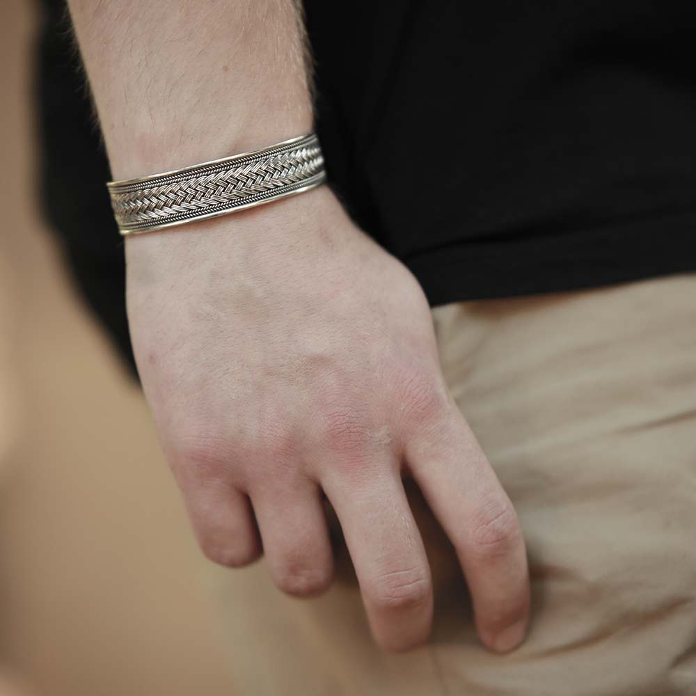 Wikinger Armreif 925 Silber angelegt an Männer Hand massiver Armschmuck geflochten