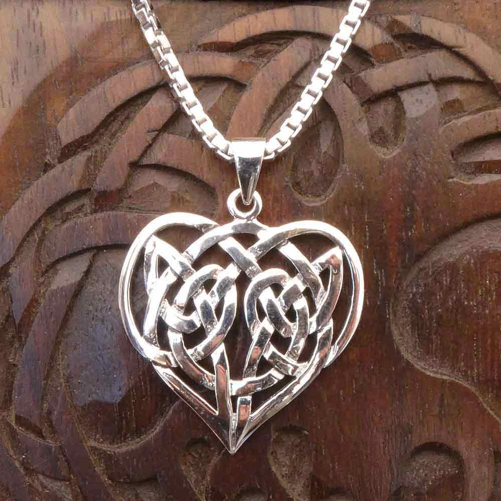 Anhänger  Silber  Keltische Dreifaltigkeit Symbol  Herz 6 mm Granat   o-45 