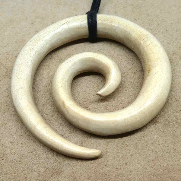 Holzschmuck rießige Spirale geschnitzt aus weißem Holz Kette Naturschmuck