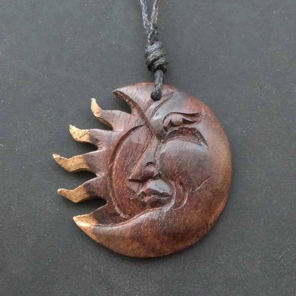 Eclipse Holz Halskette zweifarbig gemasert Handarbeit Fairtrade Sonnen Mond Finsternis