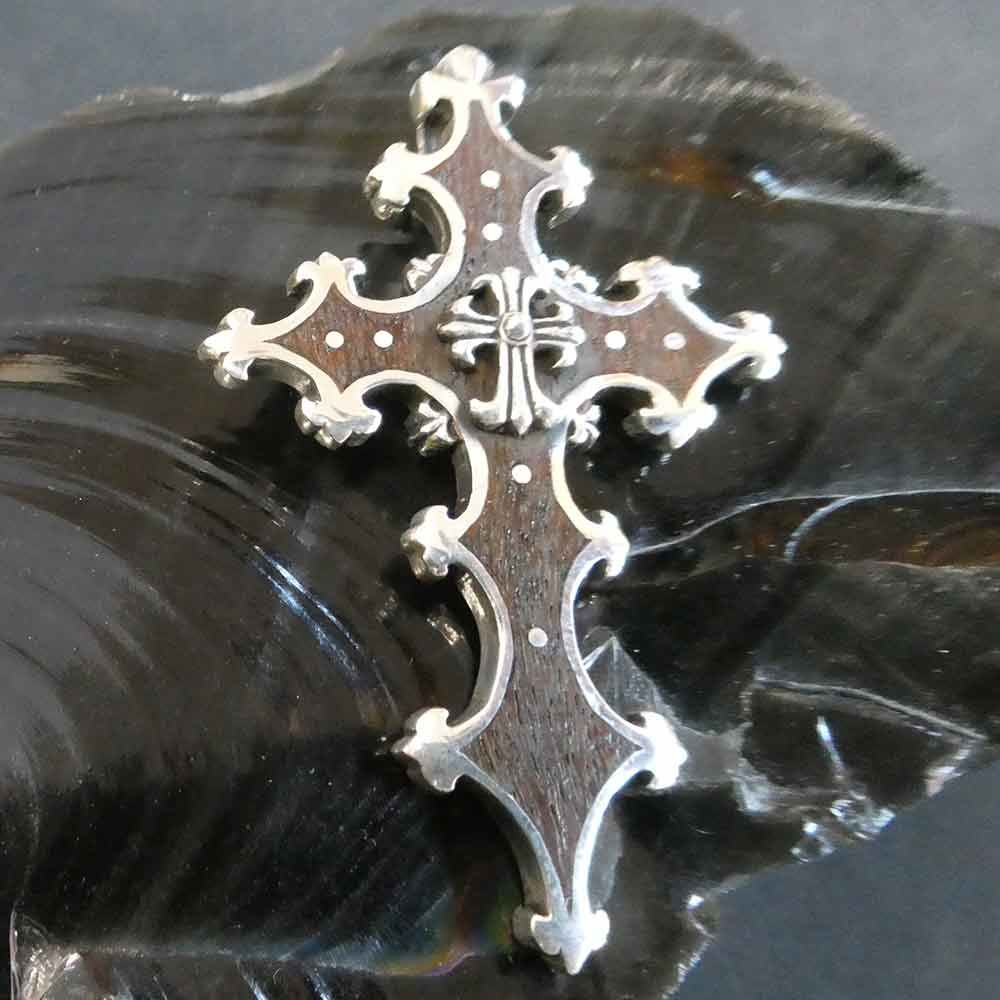 Schmuckanhänger gothisches Kreuz Holz und Silber