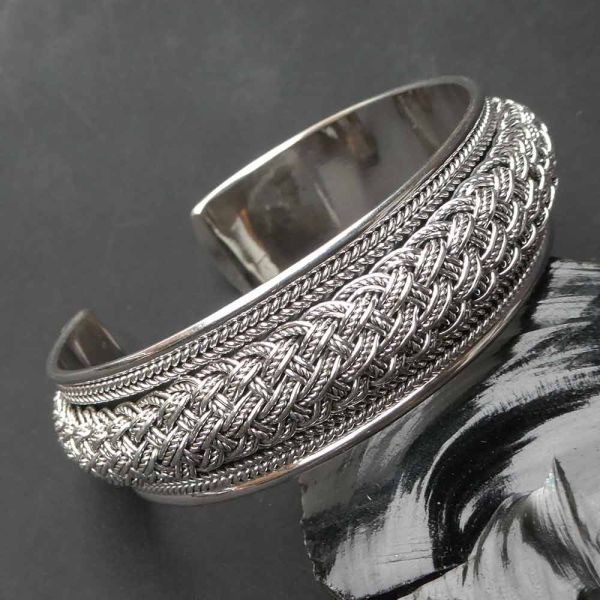 flexible Armspange 925 Silber Handgeschmiedet Zierköpfe magische Spiralen Granat 